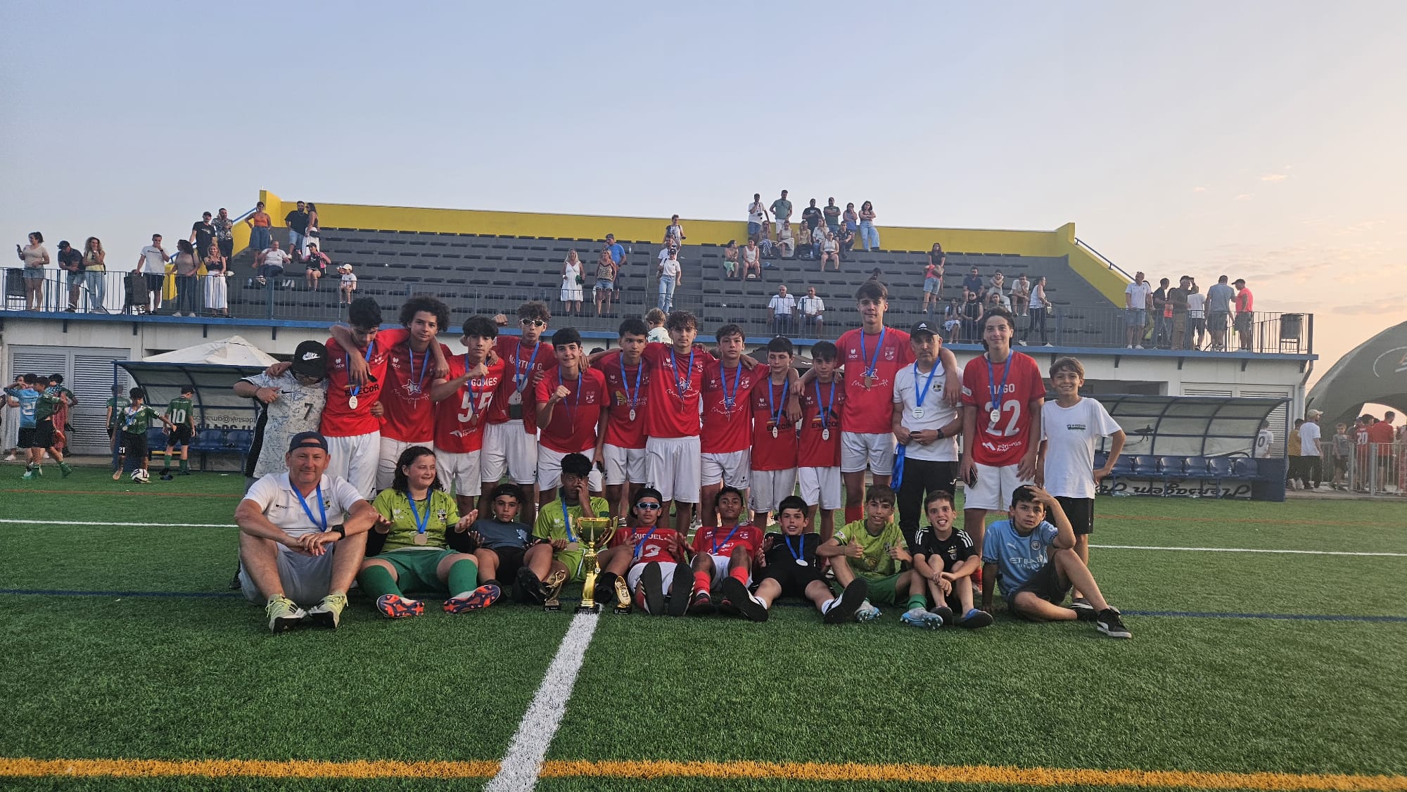 Equipa da AD Chafé com o troféu, vencedora da 1.ª edição da ANHA CUP em 2025